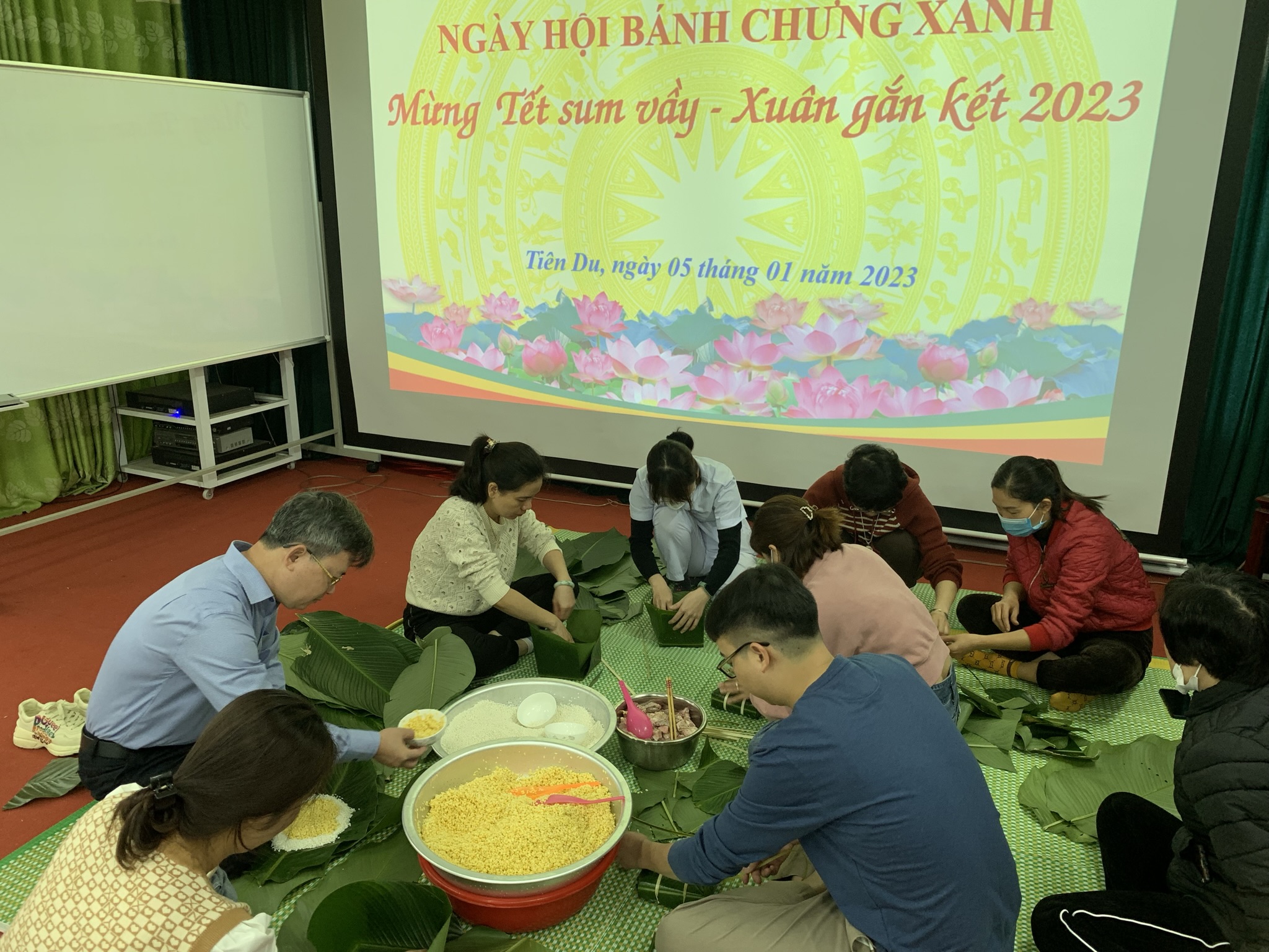 Ấm lòng "Ngày hội bánh chưng xanh" 