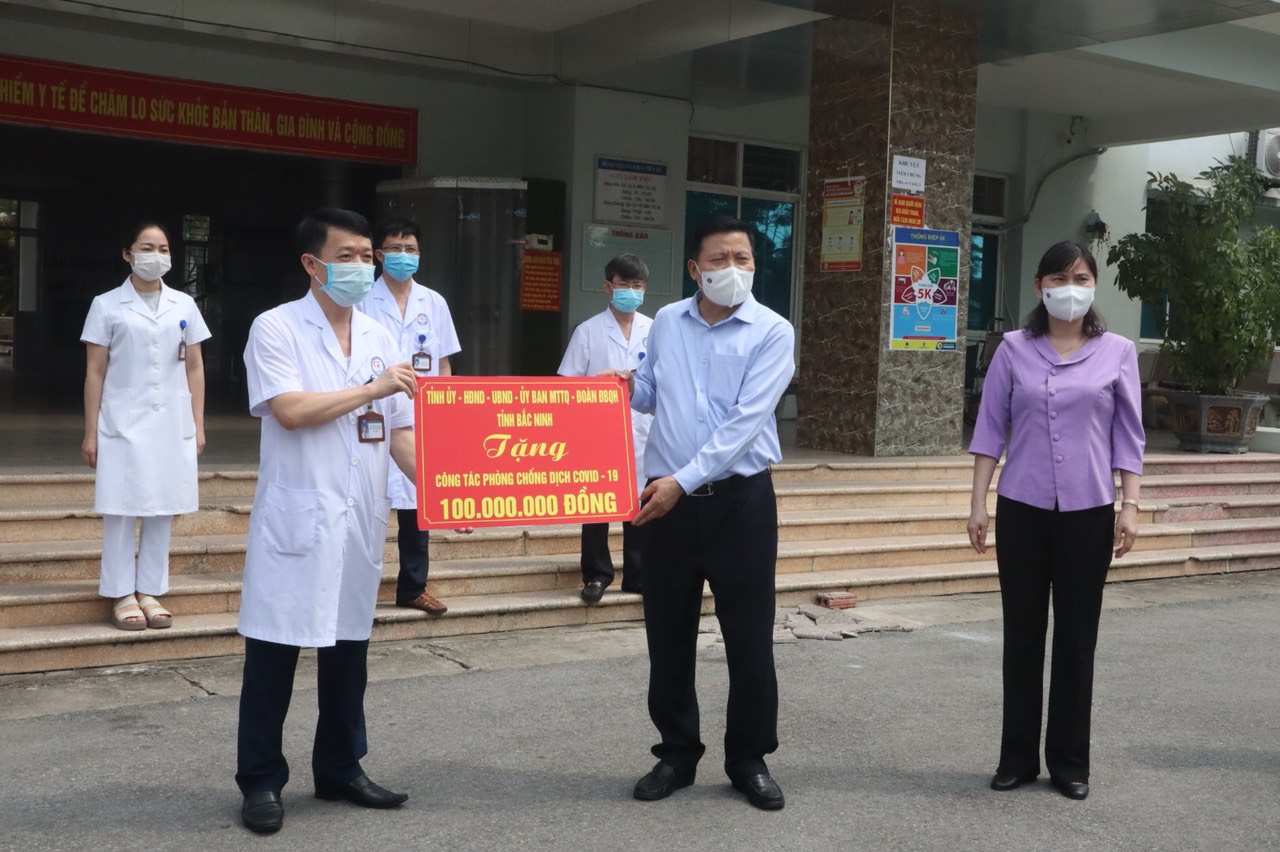 ĐOÀN CÔNG TÁC TỈNH BẮC NINH HỖ TRỢ 100 TRIỆU ĐỒNG CHO BỆNH VIỆN DÃ CHIẾN SỐ 01