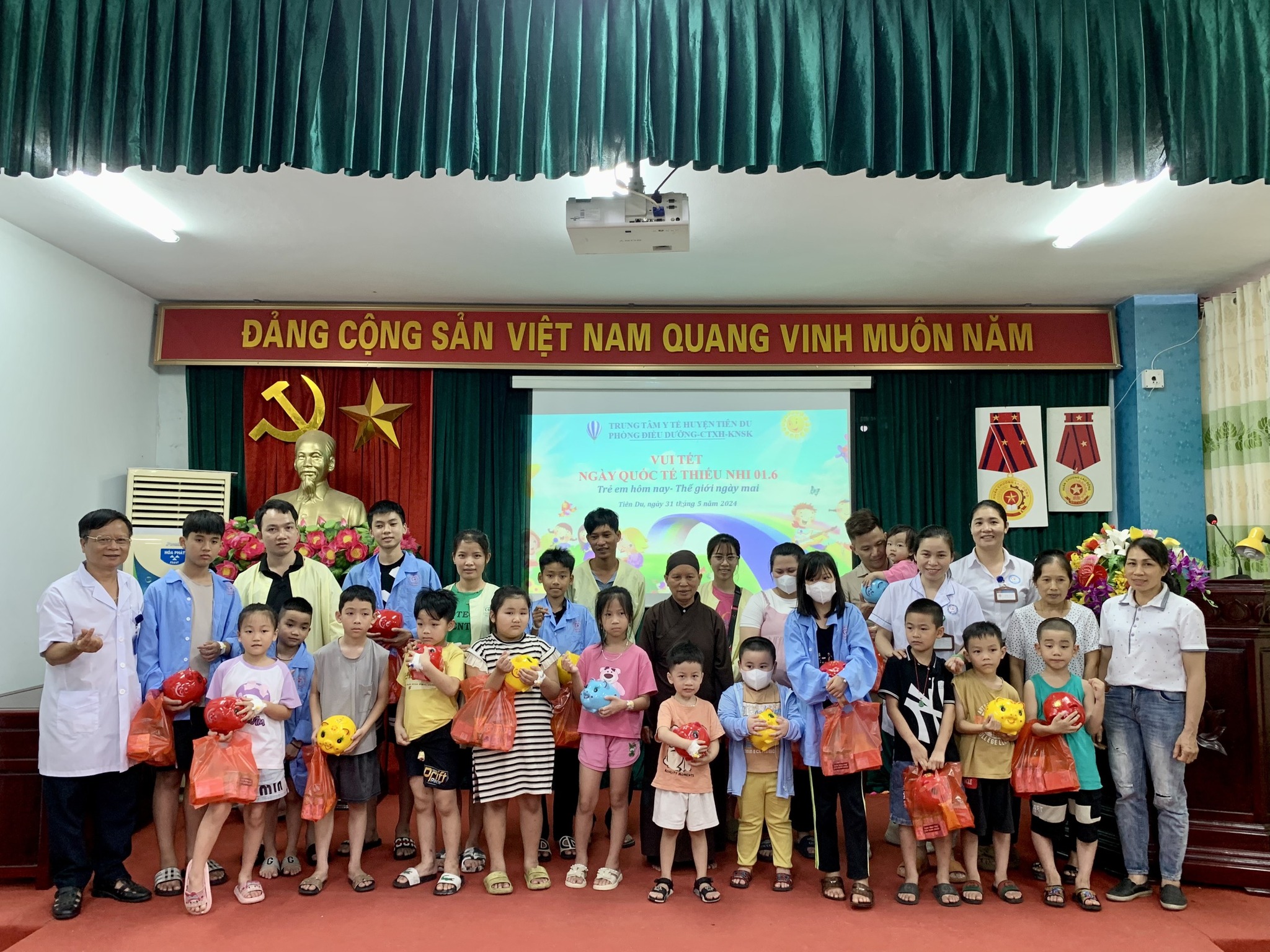 TẶNG QUÀ - TRAO YÊU THƯƠNG CHO CÁC BỆNH NHI NHÂN NGÀY 01/6