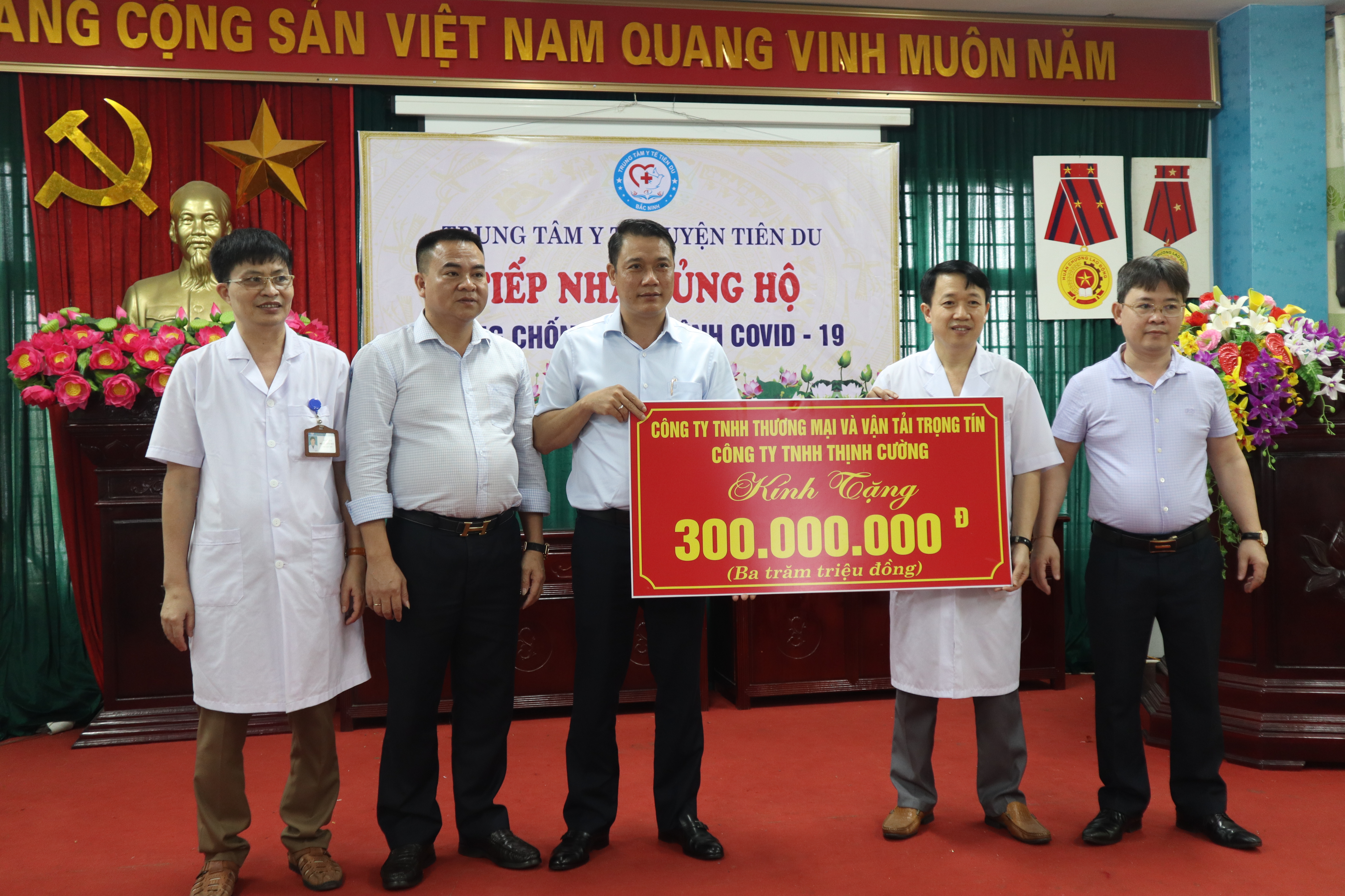 TTYT HUYỆN TIÊN DU TIẾP NHẬN ỦNG HỘ CHO CÔNG TÁC PHÒNG, CHỐNG DỊCH COVID-19