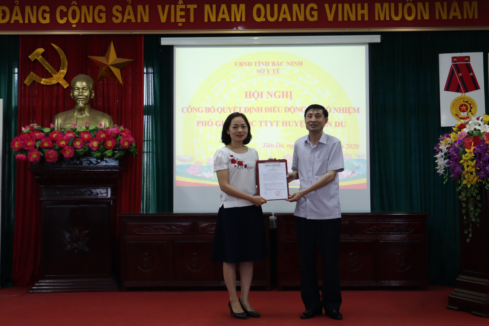 CÔNG BỐ QUYẾT ĐỊNH ĐIỀU ĐỘNG VÀ BỔ NHIỆM PHÓ GIÁM ĐỐC TTYT HUYỆN TIÊN DU