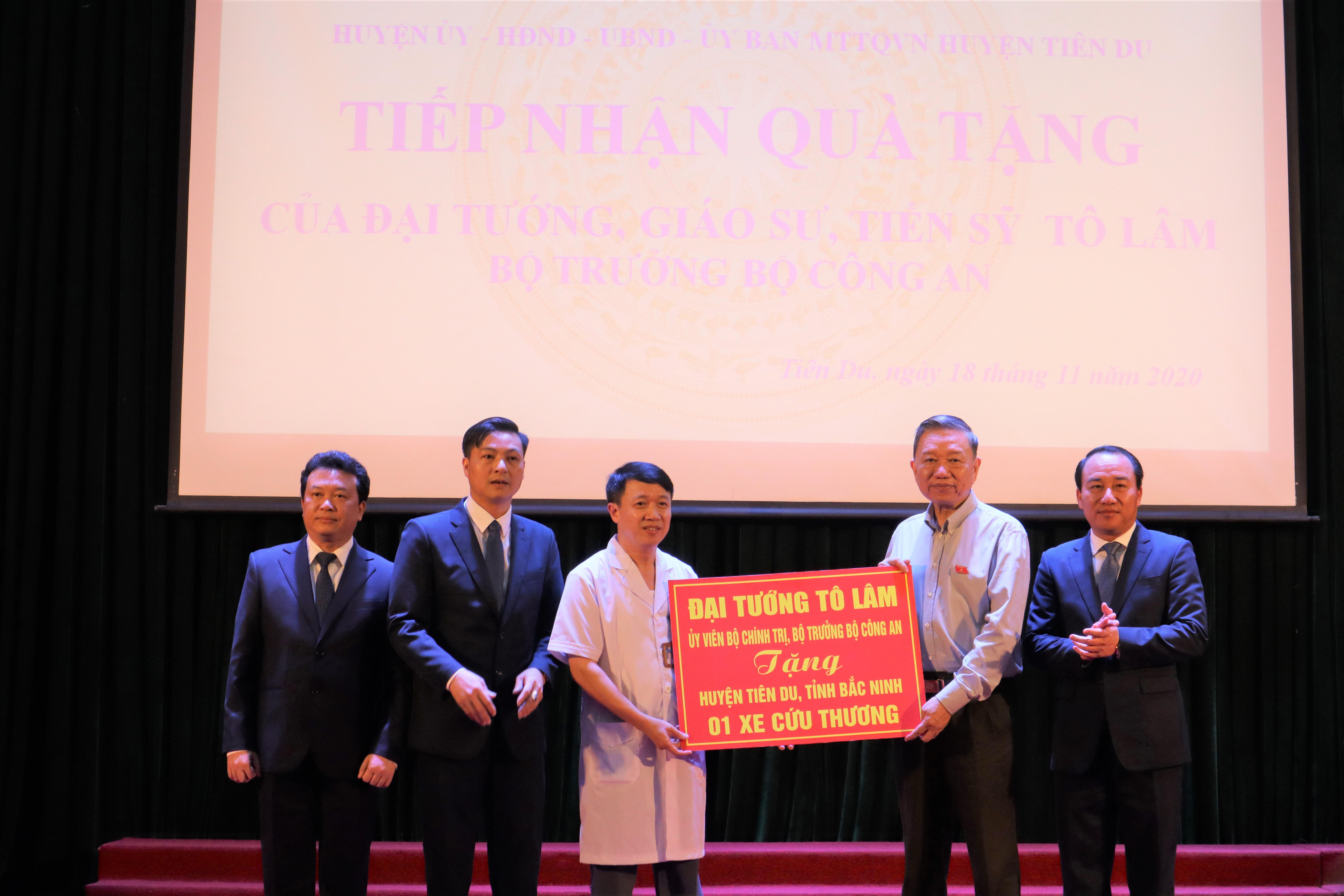 ĐẠI TƯỚNG TÔ LÂM TRAO TẶNG XE CỨU THƯƠNG CHO TRUNG TÂM Y TẾ HUYỆN TIÊN DU 