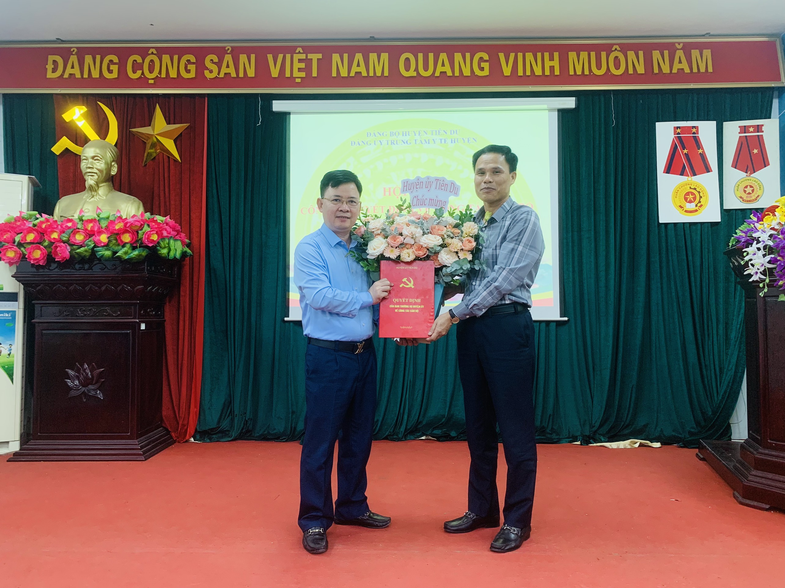 Hội nghị Công bố Quyết định Chuẩn y kết quả bầu chức danh Bí thư Đảng ủy Trung tâm Y tế huyện nhiệm kỳ 2020-2025