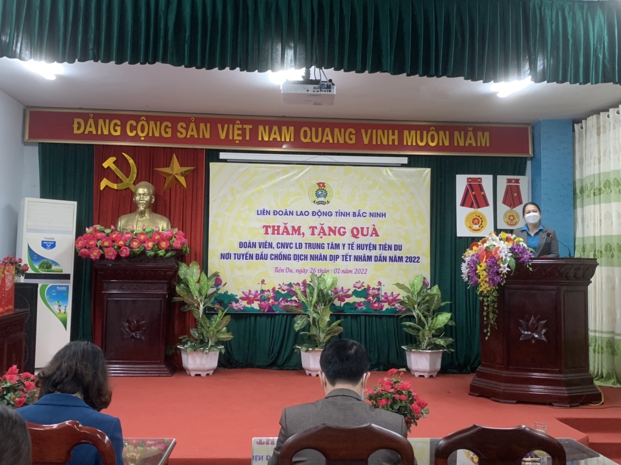 LIÊN ĐOÀN LAO ĐỘNG TỈNH THĂM HỎI, TẶNG QUÀ CHO ĐOÀN VIÊN, VCLĐ NHÂN DỊP TẾT NGUYÊN ĐÁN NHÂM DẦN NĂM 2022