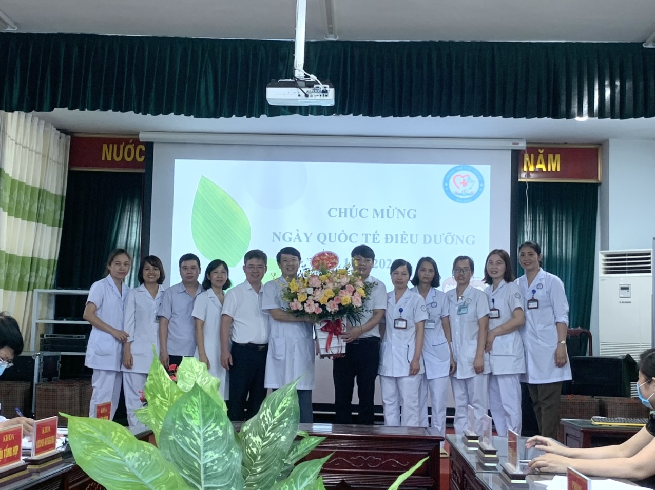 Lãnh đạo TTYT huyện Tiên Du tặng hoa chúc mừng Ngày Quốc tế Điều dưỡng 12/5/2022