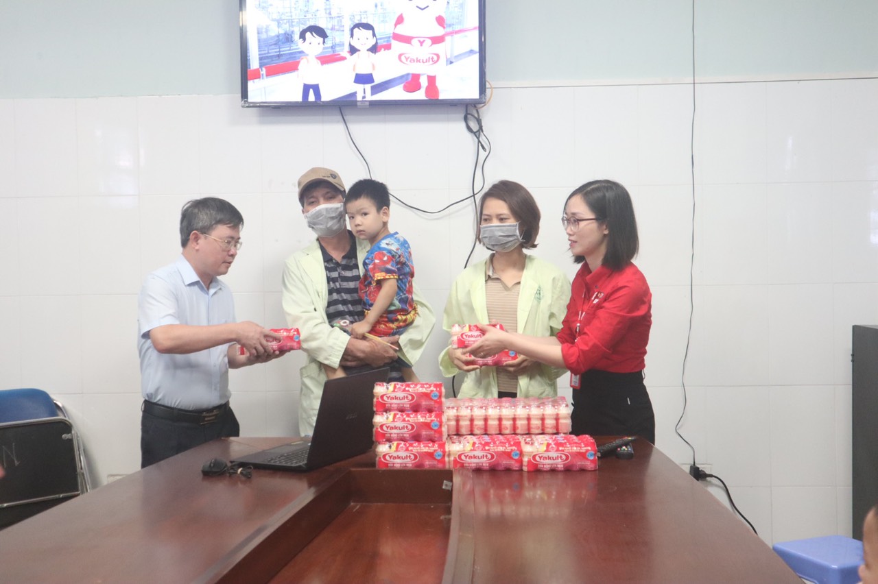 TRAO TẶNG SỮA YAKULT CHO BỆNH NHÂN NHI TẠI TTYT HUYỆN TIÊN DU