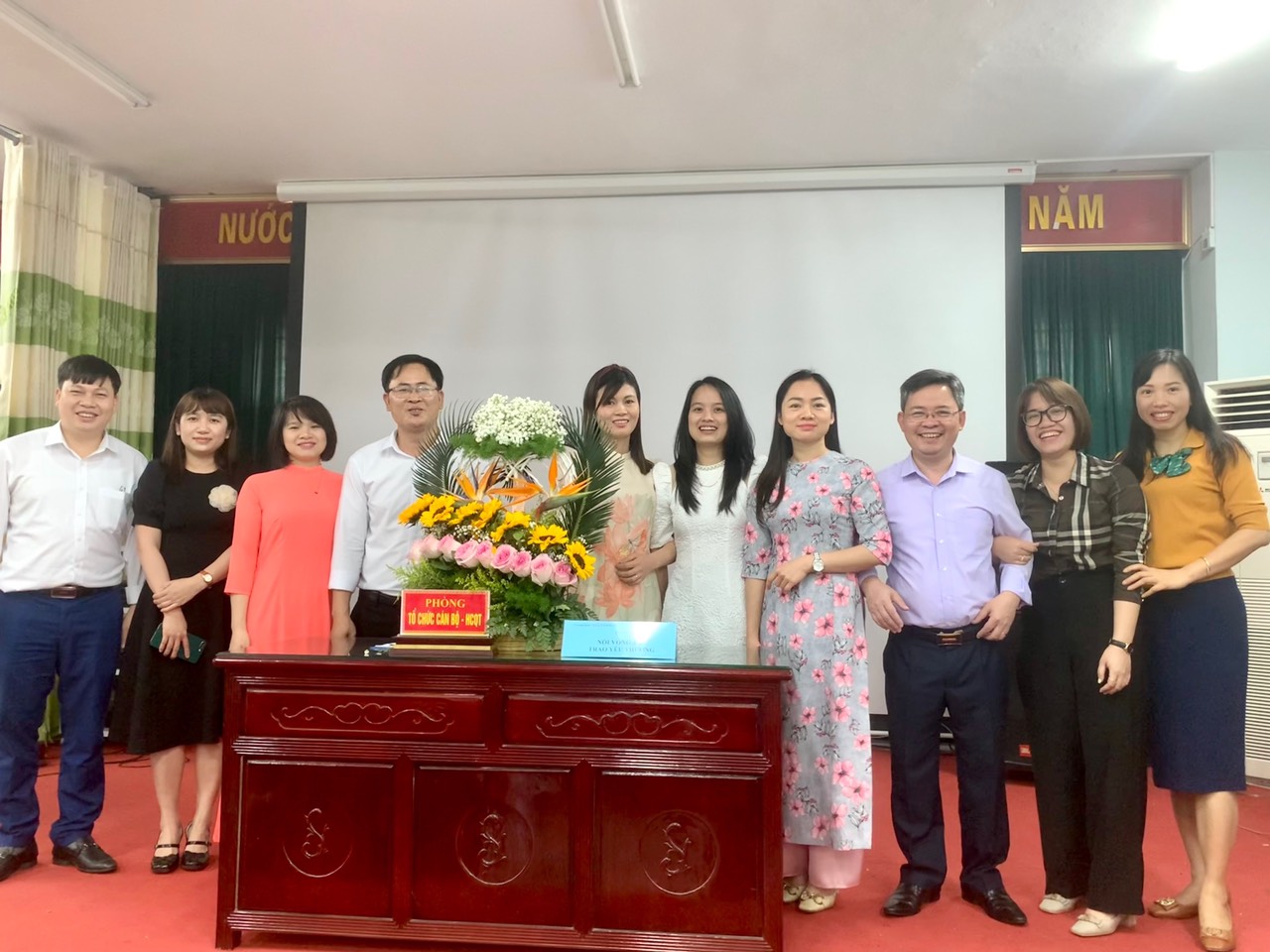 Công đoàn cơ sở TTYT huyện Tiên Du tổ chức Hội thi cắm hoa nghệ thuật chào mừng ngày Quốc tế Phụ nữ 8/3