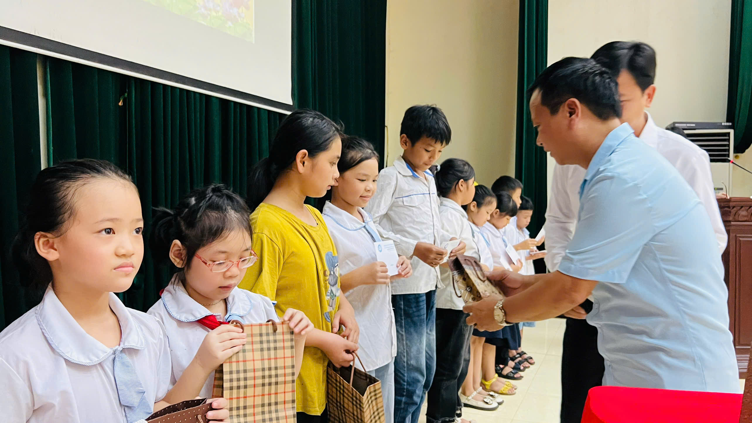 Tặng quà cho học sinh có hoàn cảnh khó khăn tại huyện Tiên Du